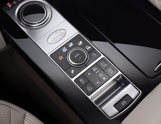 Geht es im Gelände besonders hoch her, dann ist die Offroadsteuerung All-Terrain Progress Control (ATPC) im neuen Discovery ein praktischer Helfer.